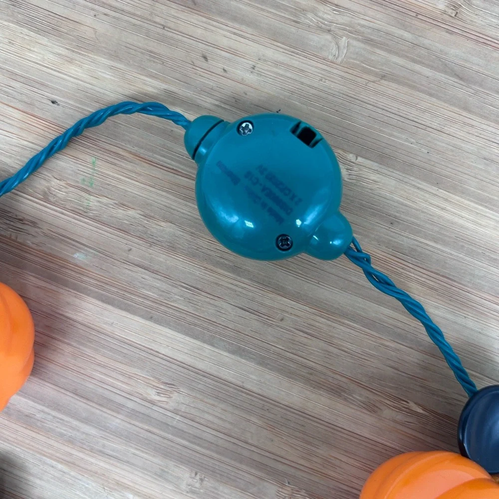 Retired Disney Store Authentic‎ Mickey Pumpkin Light Up Glow Necklace.
